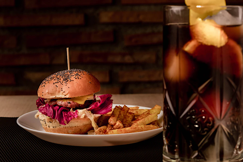 Burger und Cola – lecker, aber absolut ungesund.
