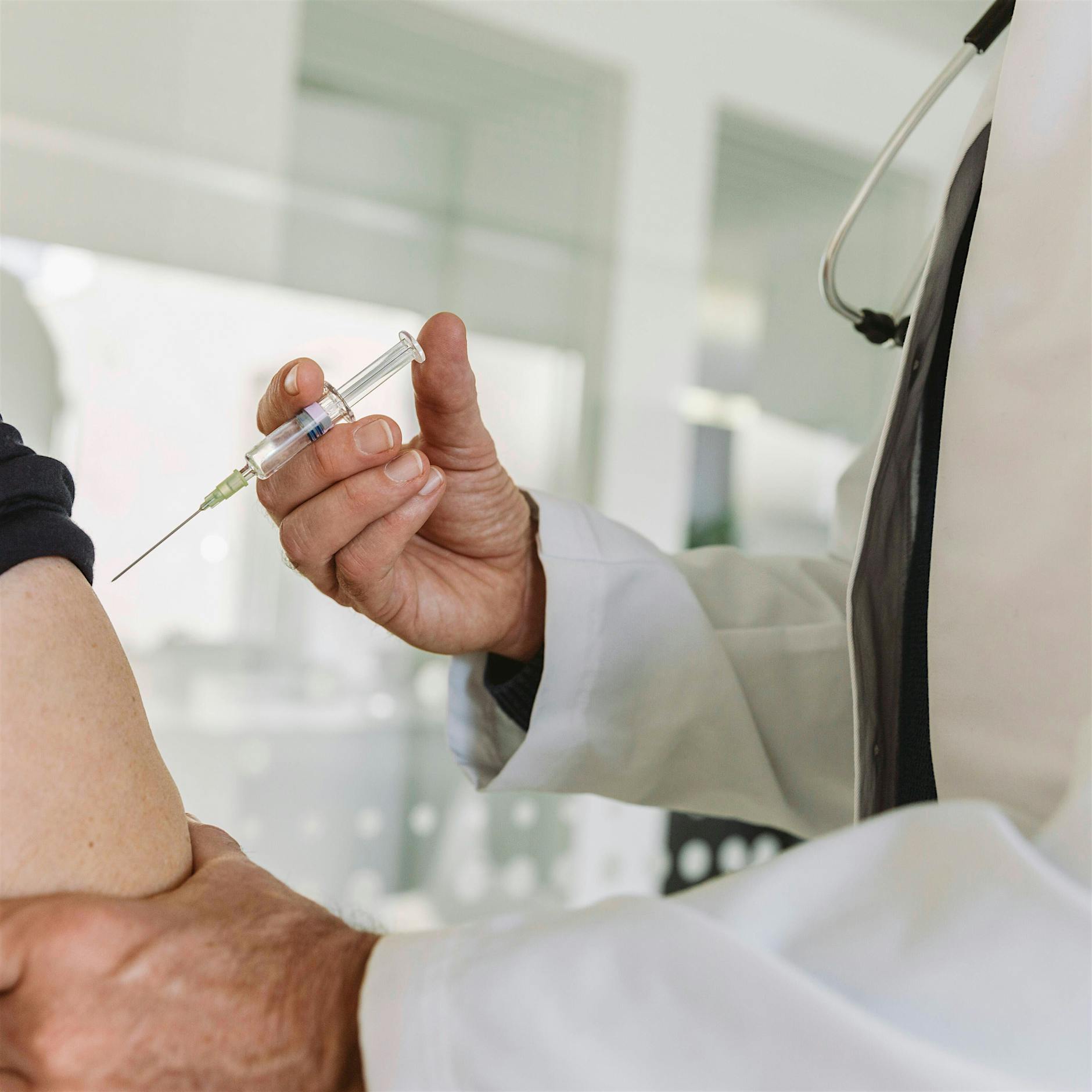 Impfen in Arztpraxen: Kassenärzte erwarten Start erst im Mai