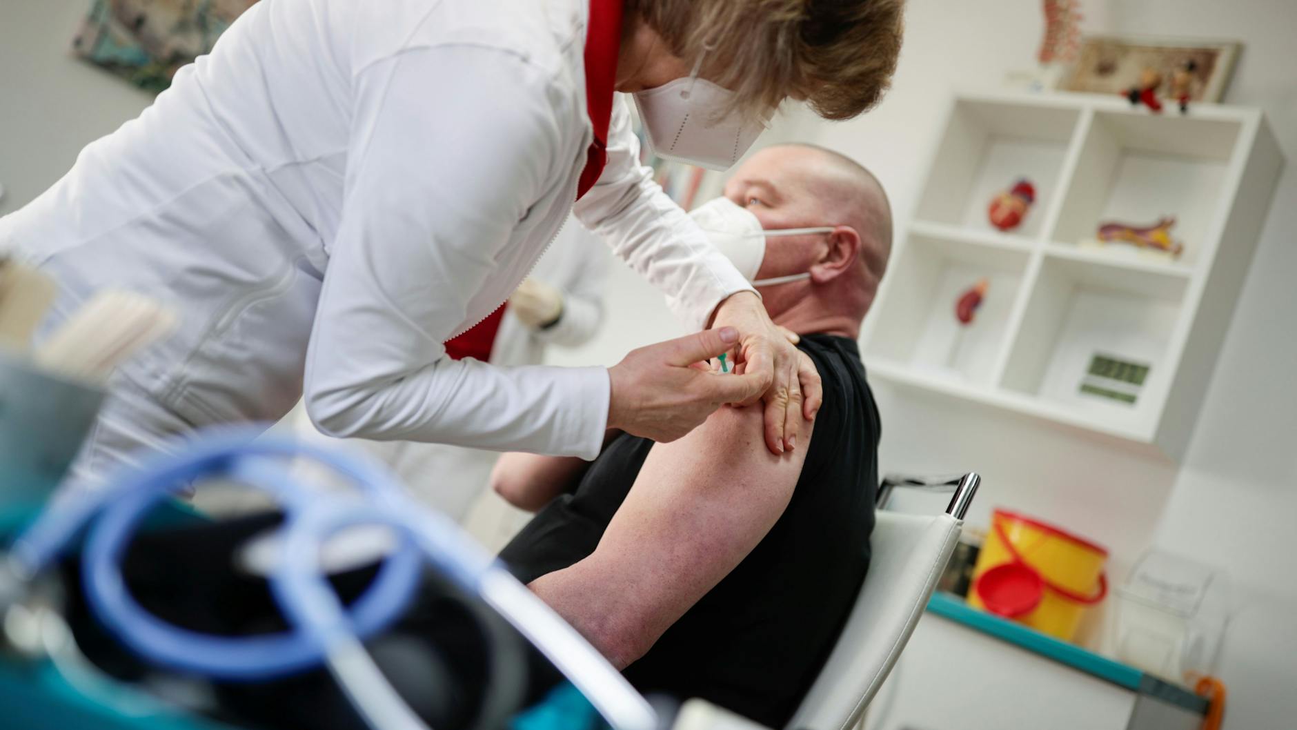 Ein Mann erhält in einer Arztpraxis  eine Corona-Impfung mit dem Impfstoff von Astrazeneca.