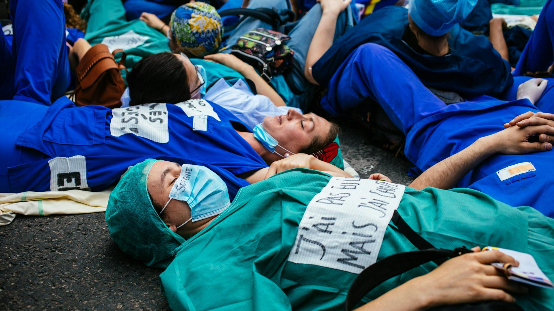 Weltweit, wie hier in Frankreich, gehen Krankenschwestern und -pfleger wegen schlechter Arbeitsbedingungen auf die Straße.
