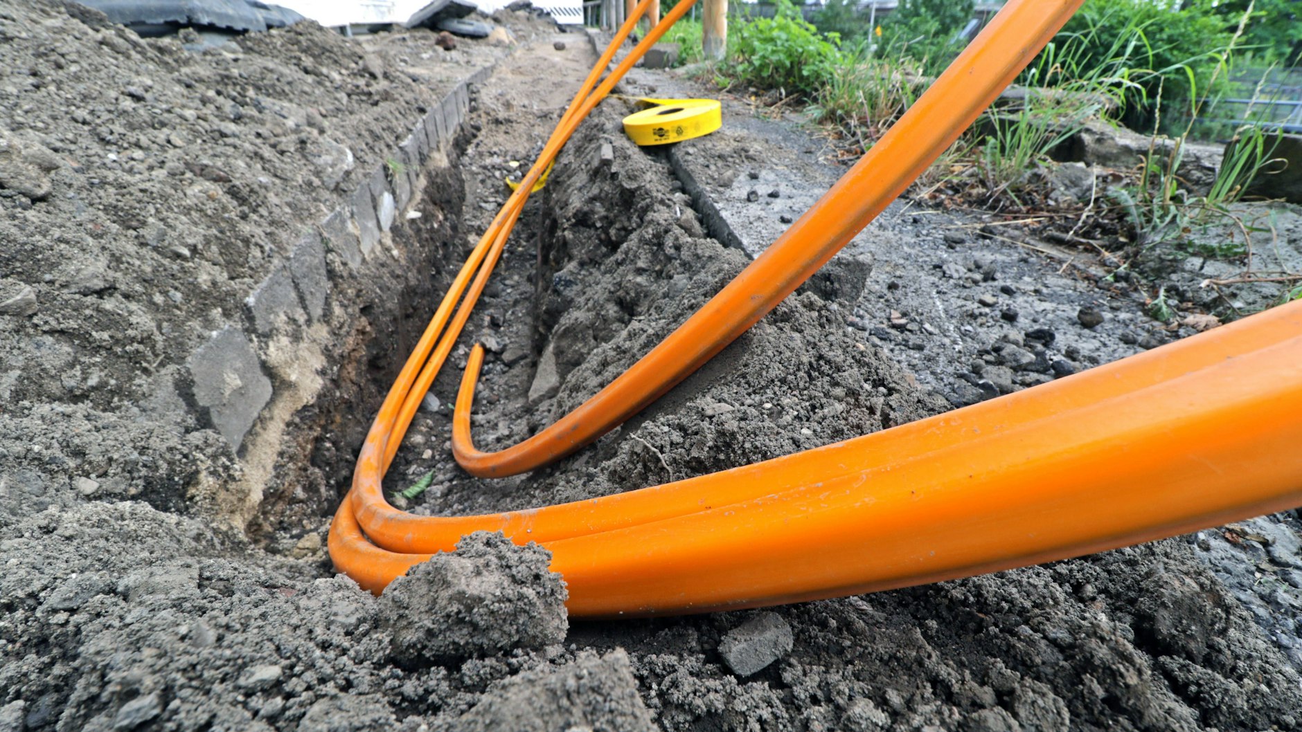 Unterhalb eines Gehwegs werden Glasfaserkabel für schnelles Internet verlegt (Symbolbild).&nbsp;