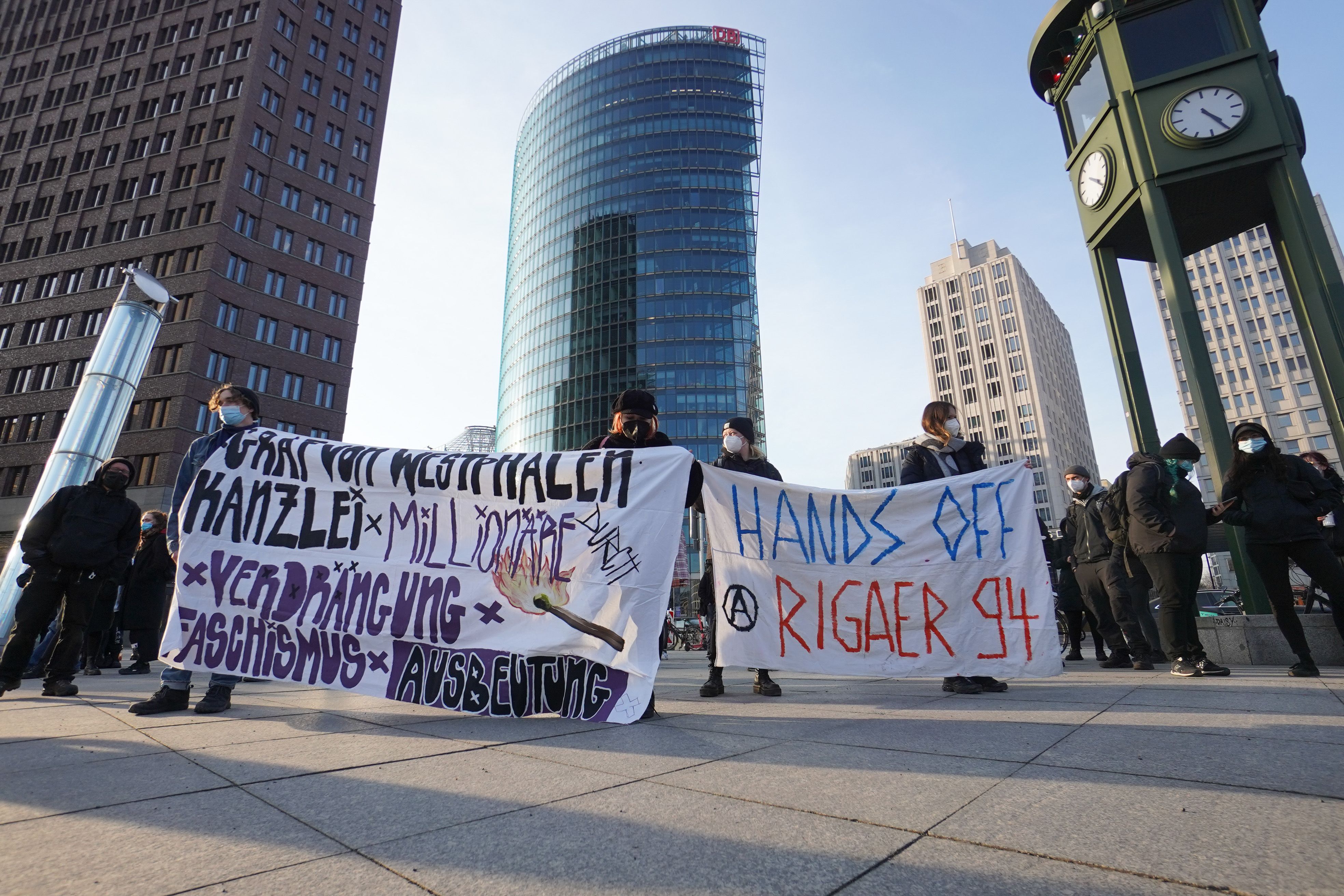 Rigaer 94: Demonstranten Greifen Retter Und Polizisten An