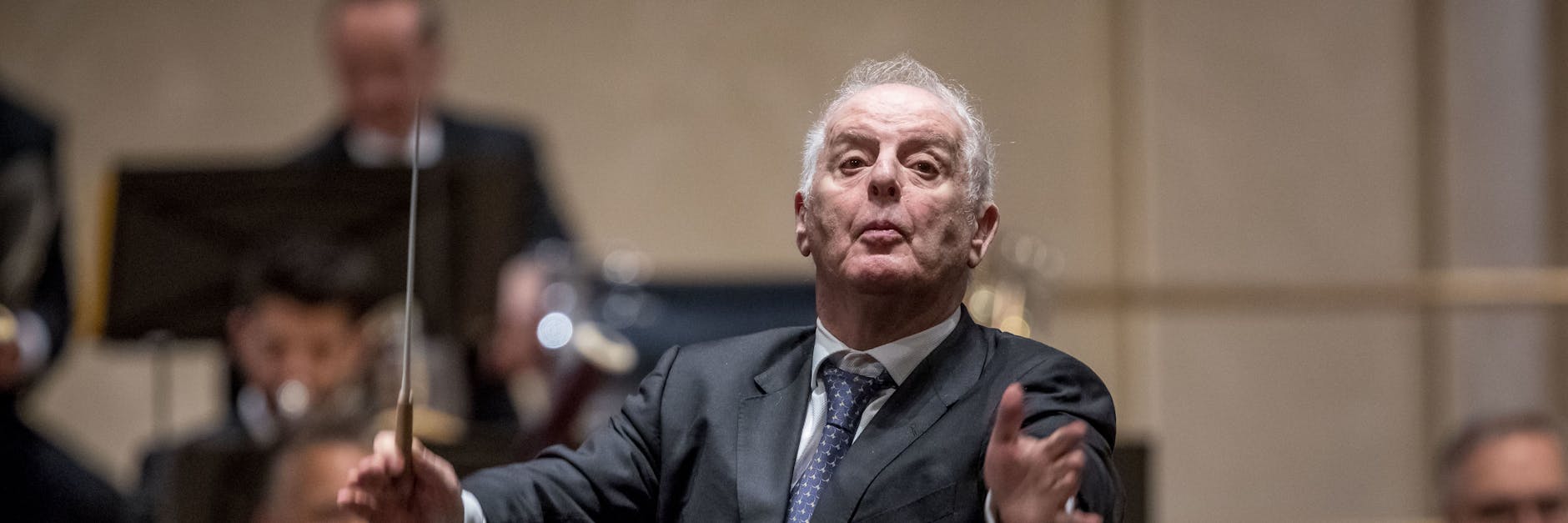  Daniel Barenboim dirigiert die Staatskapelle Berlin in der Staatsoper. Das Haus plant schon im März die ersten Testveranstaltungen. Für ein Barenboim-Konzert in der Waldbühne, das im August stattfinden soll, werden jetzt schon Karten verkauft. 