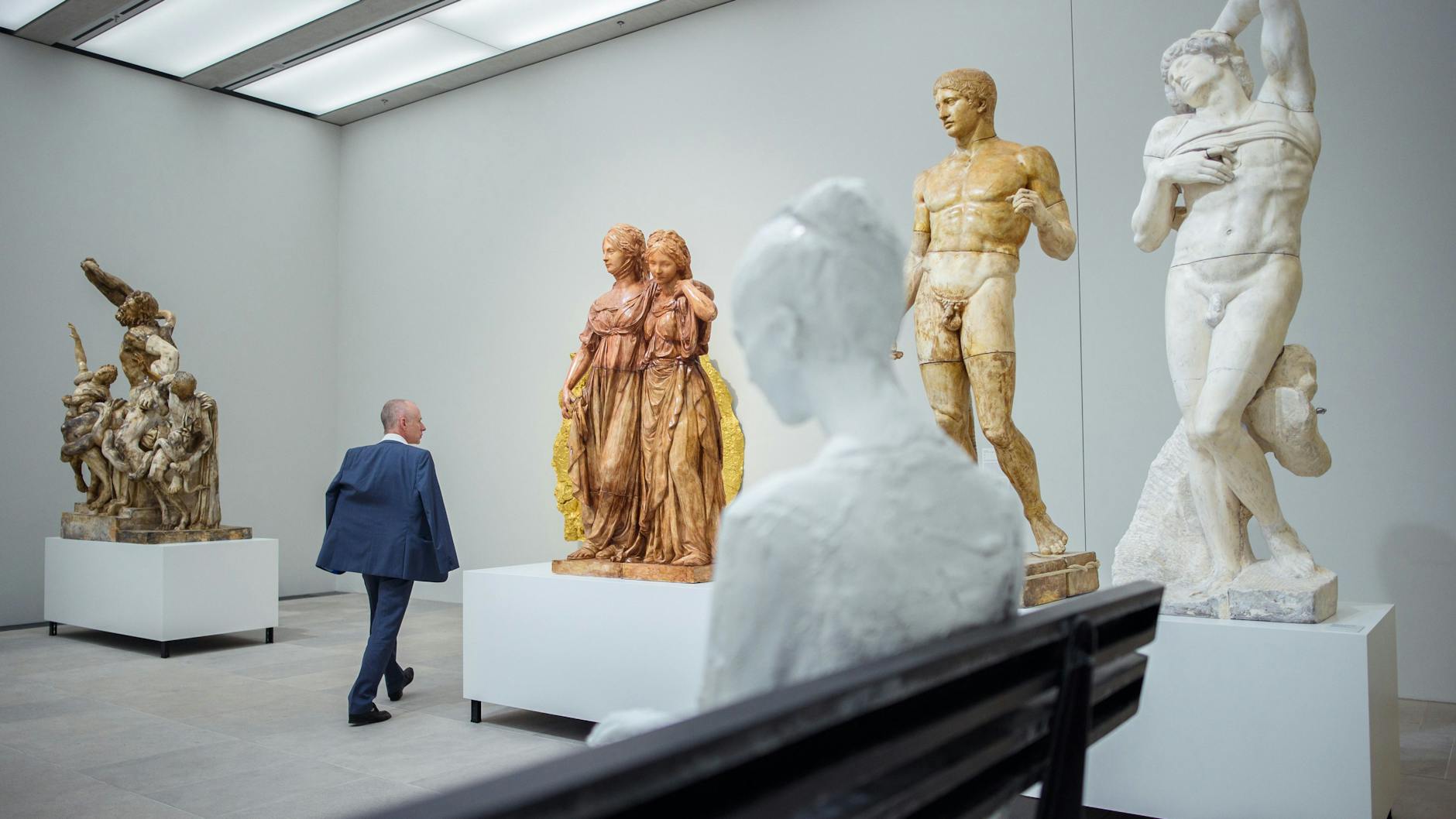 Ein Besucher in der James Simon Galerie.