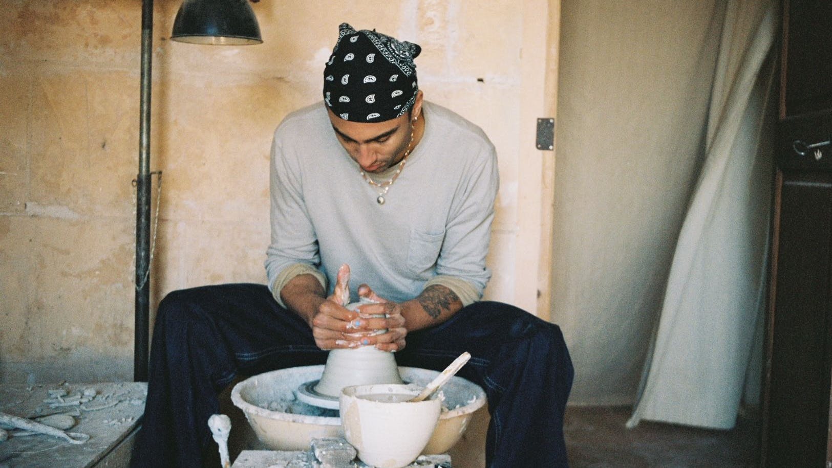 Benjamin Patch, Angreifer der BR Volleys, beim Töpfern.