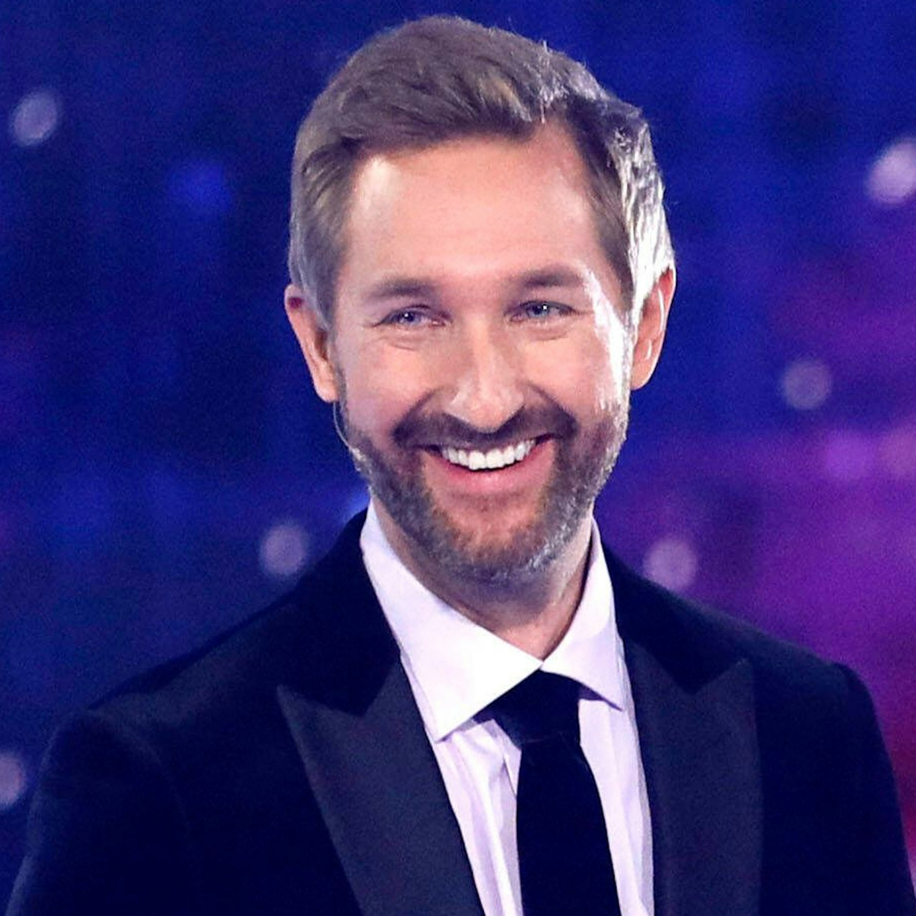 Fans vermuten Moderator Daniel Boschmann im Kostüm bei „The Masked Singer“.