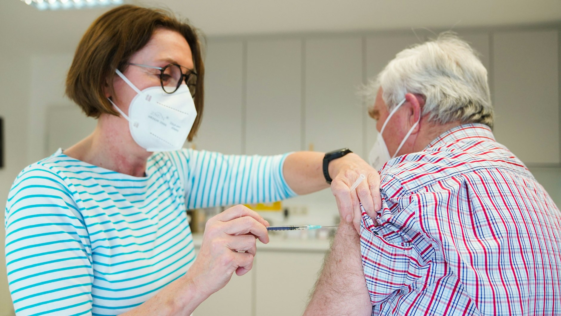 Eine Hausärztin verabreicht eine Impfung gegen Covid-19 (Symbolbild).&nbsp;