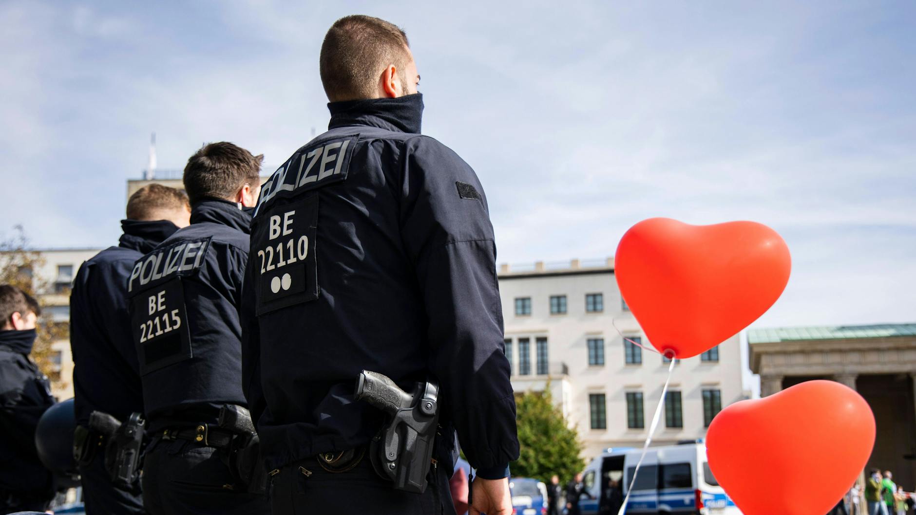 Polizisten bewachen eine Demonstration in Berlin am 19. September 2020.