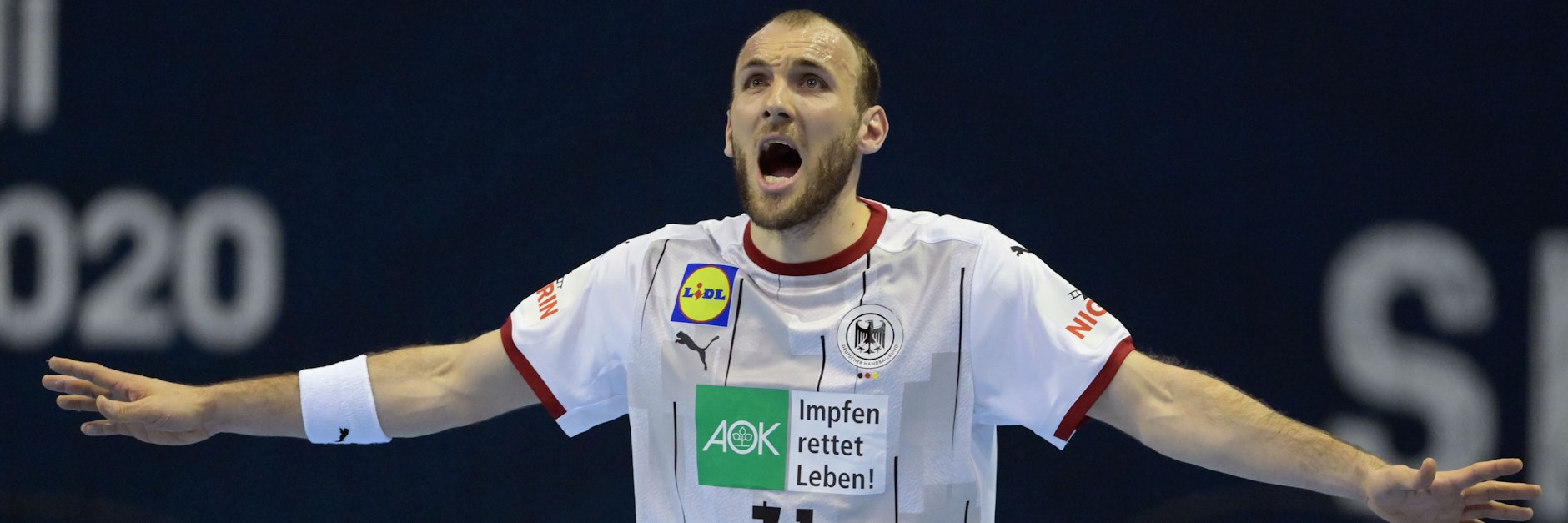 Linksaußen Marcel Schiller lässt seiner Freude nach dem 25:25 freien Lauf.