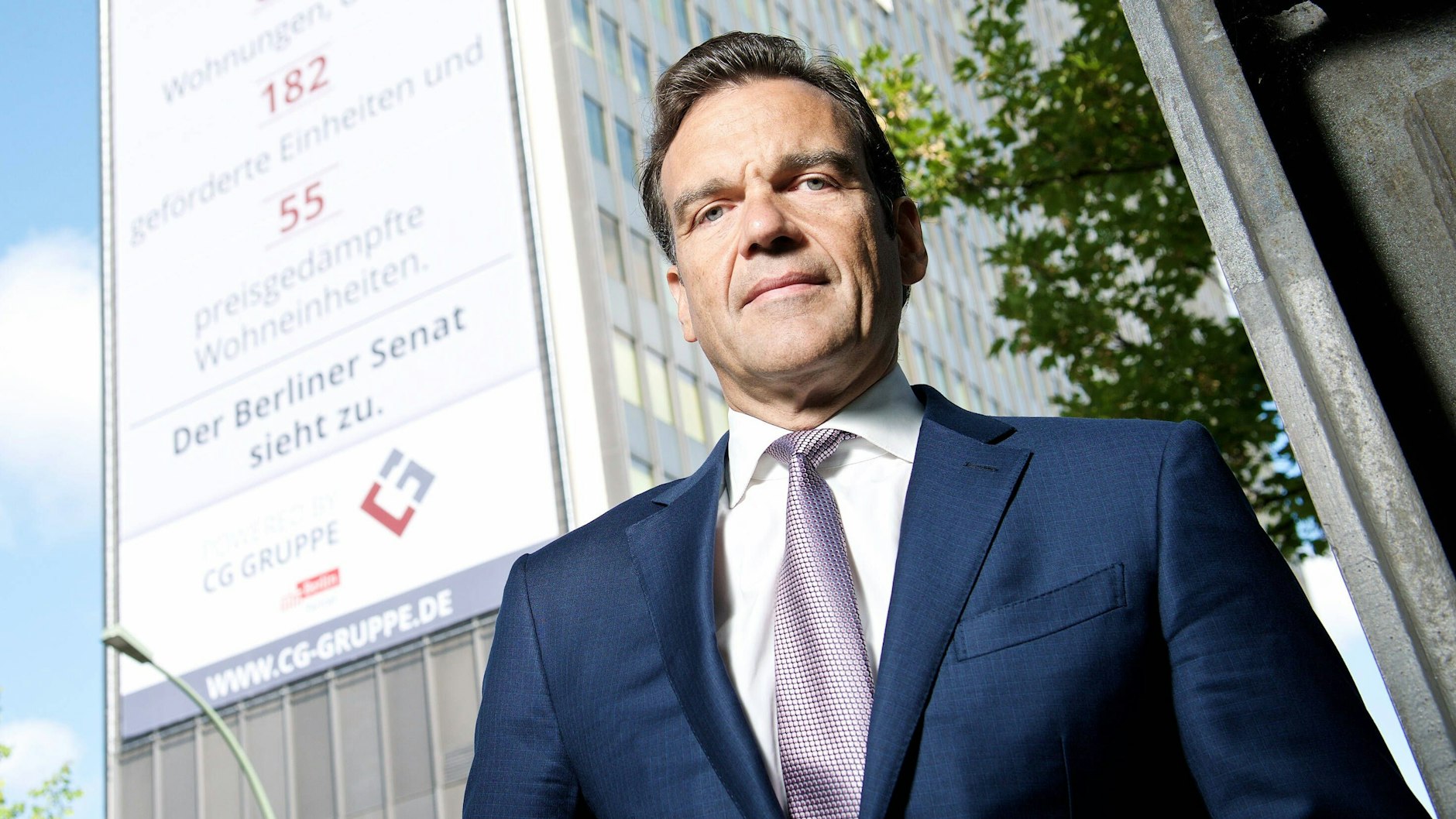 Christoph Gröner am früheren Postscheckamt in Kreuzberg. Weil er dort nicht bauen durfte, was er wollte, stritt er lange mit den Behörden. Und an sein Haus hängte er ein Protestplakat.&nbsp;