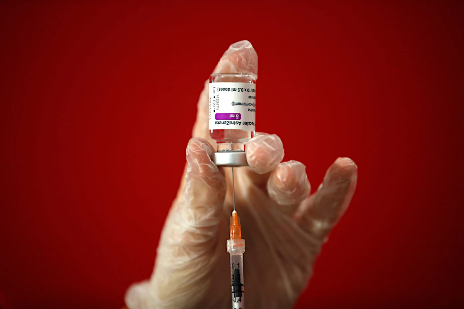 Der britische-schwedische Pharmakonzern Astrazeneca steht unter scharfer Beobachtung. Grund sind die häufigen Meldungen über schwere Nebenwirkungen des Impfstoffs.