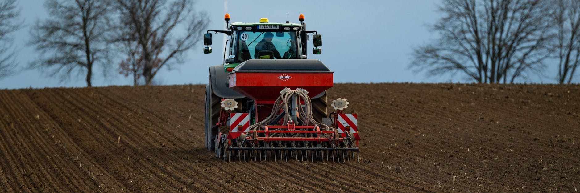Ein Traktor auf einem Feld.