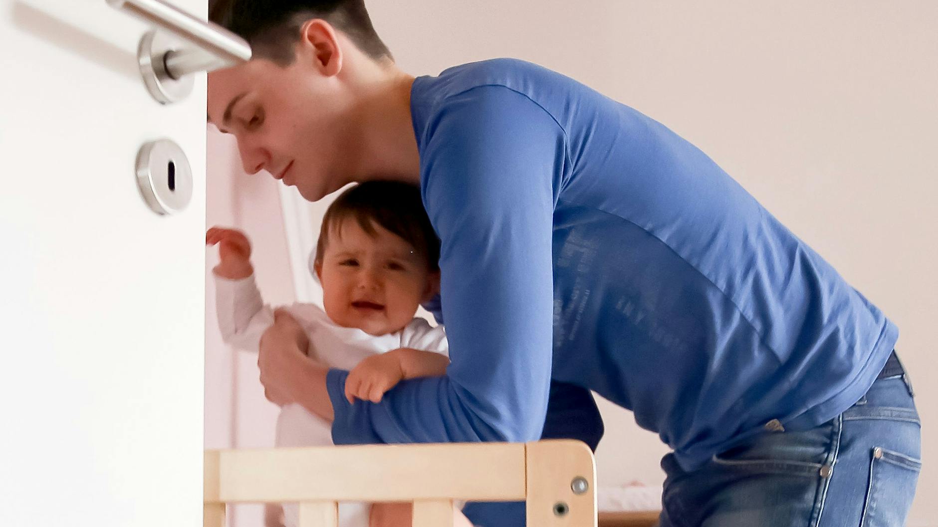 Ich bin noch gar nicht müde: Kleine Kinder schlafenzulegen, verlangt von Eltern oft Engelsgeduld und Nerven aus Stahl.
