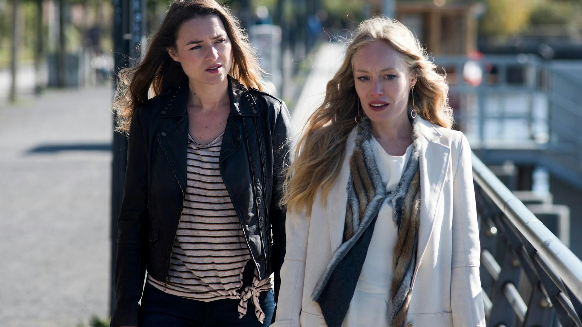 Szene aus „Letzte Spur Berlin“: Lucy (Josephin Busch, l.) trifft sich mit Christina (Katharina Heyer, r.).