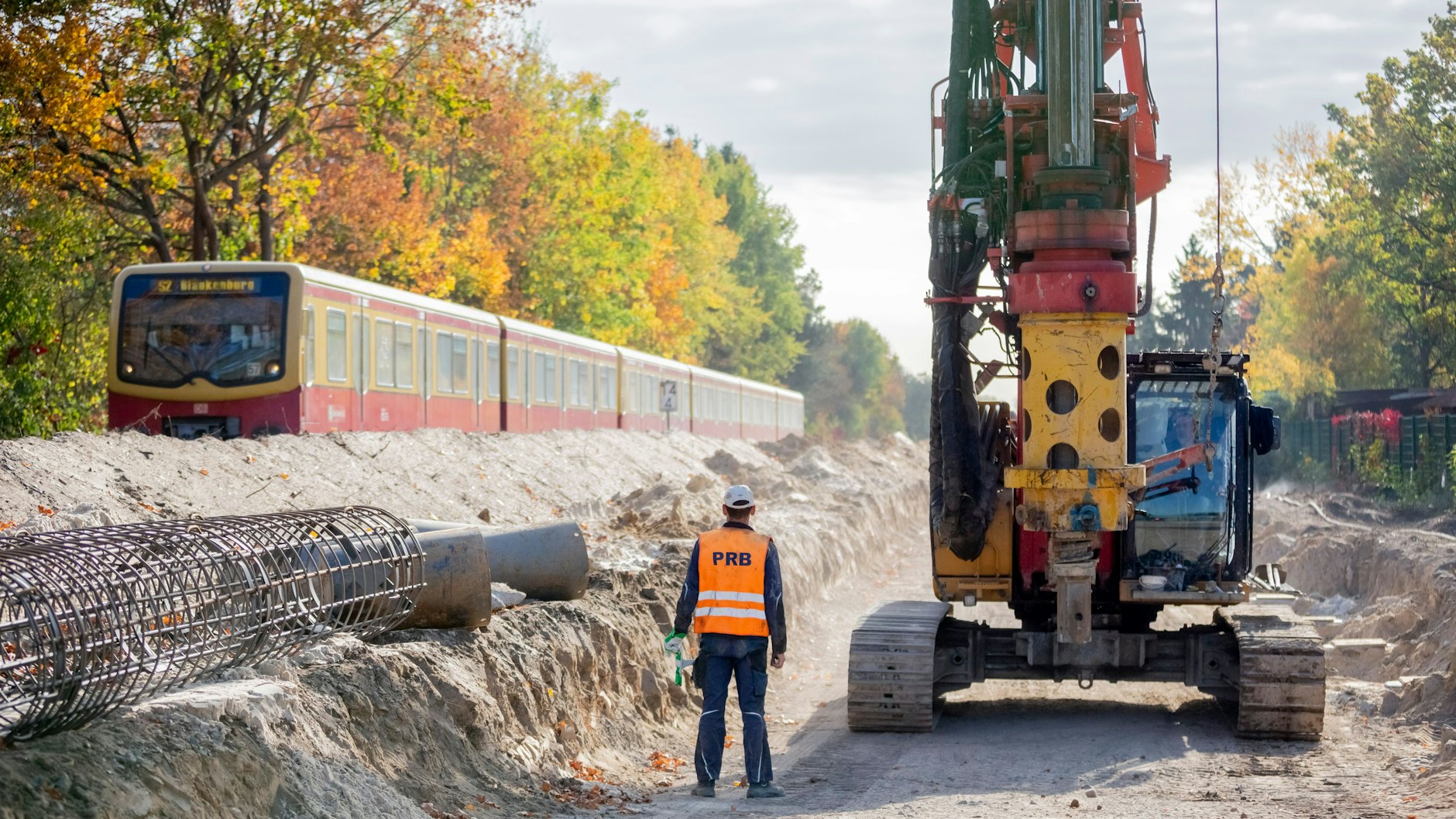 Seit fast 70 Jahren lag die Dresdner Bahn im Süden von Berlin größtenteils brach. Nun wird die Strecke neu gebaut – und das hat Folgen für die S2, die parallel verkehrt.&nbsp;