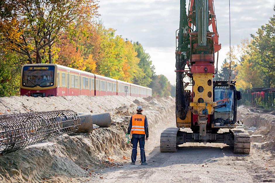 Seit fast 70 Jahren lag die Dresdner Bahn im Süden von Berlin größtenteils brach. Nun wird die Strecke neu gebaut – und das hat Folgen für die S2, die parallel verkehrt.&nbsp;