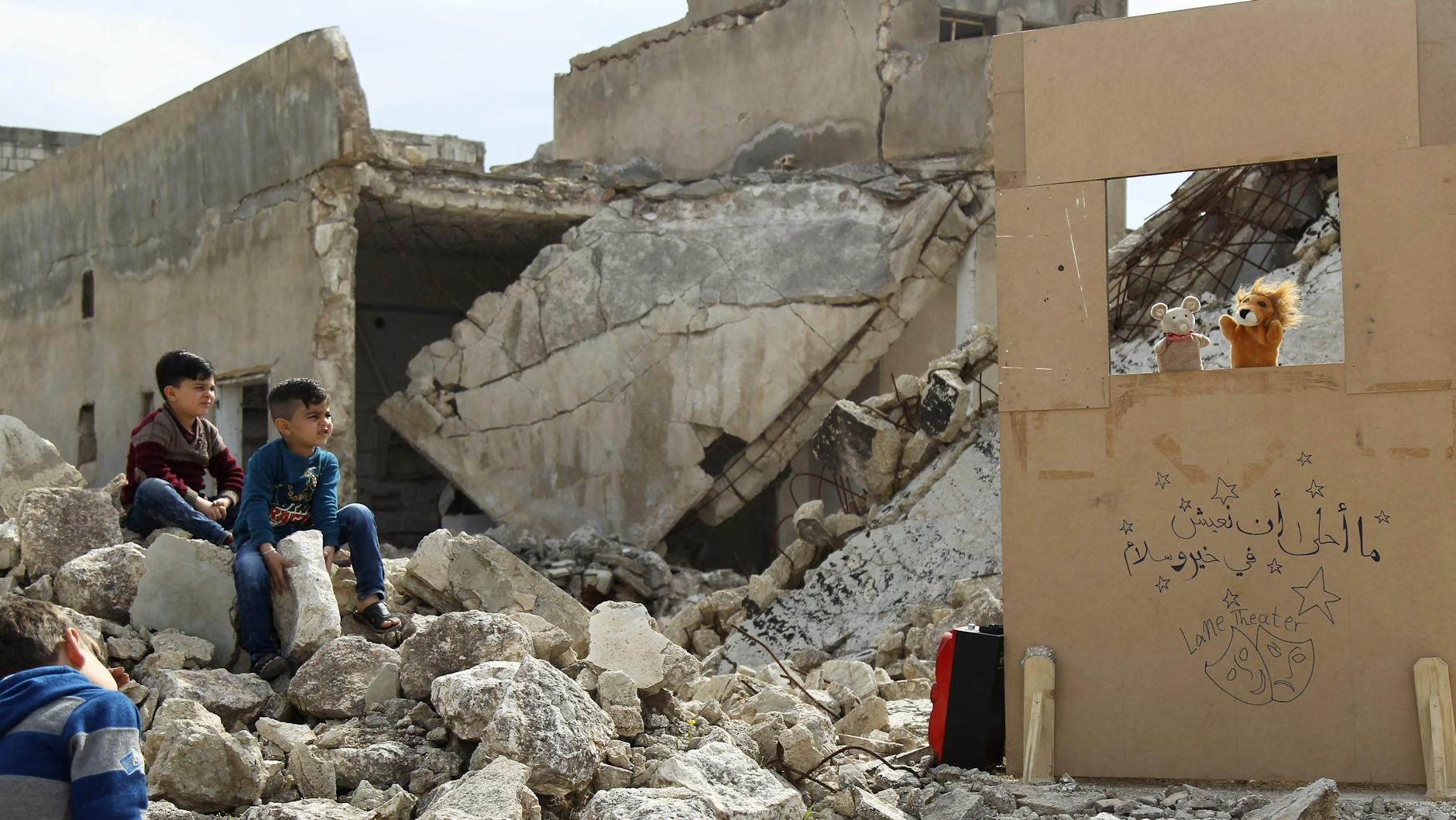 2019: Inmitten der Trümmer versucht ein Puppenspieler in der umkämpften Provinz Idlib, Kinder die Schrecken des Krieges für einen Moment vergessen zu lassen. 