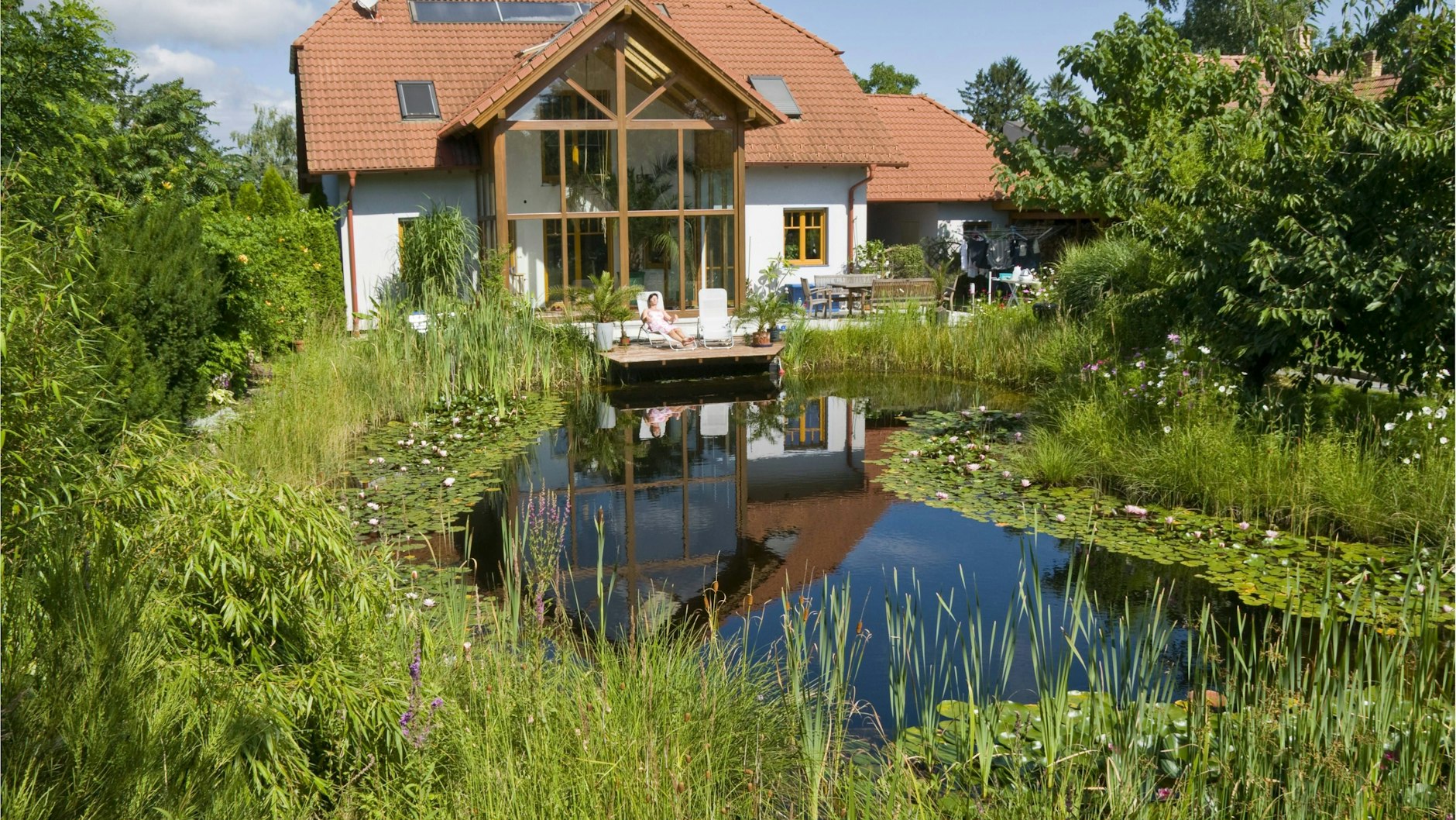 Mit einer Folie lässt sich die Teichform individuell gestalten.