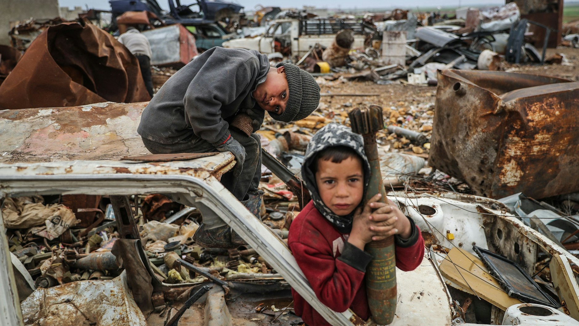 Die Familie von Abdel Karim Hassan (7, r.) und Malik (9) verdient ihren Lebensunterhalt mit dem gefährlichen Sammeln von Bomben- und Artillerieüberresten.