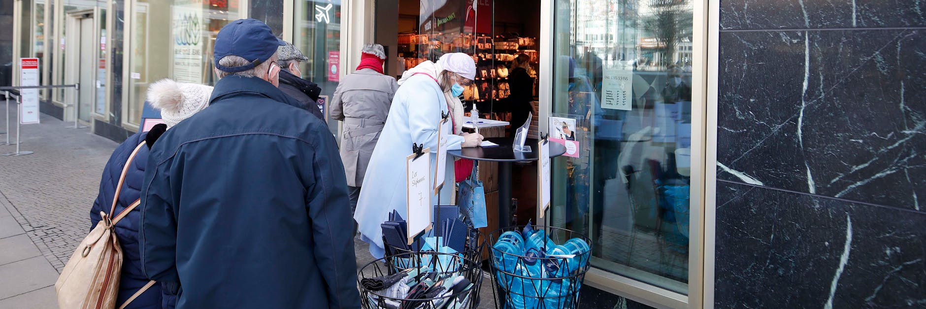 Beim Einkaufen wird schon wieder gedrängelt. 