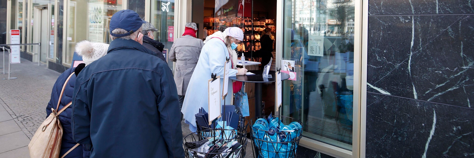 Beim Einkaufen wird schon wieder gedrängelt.&nbsp;