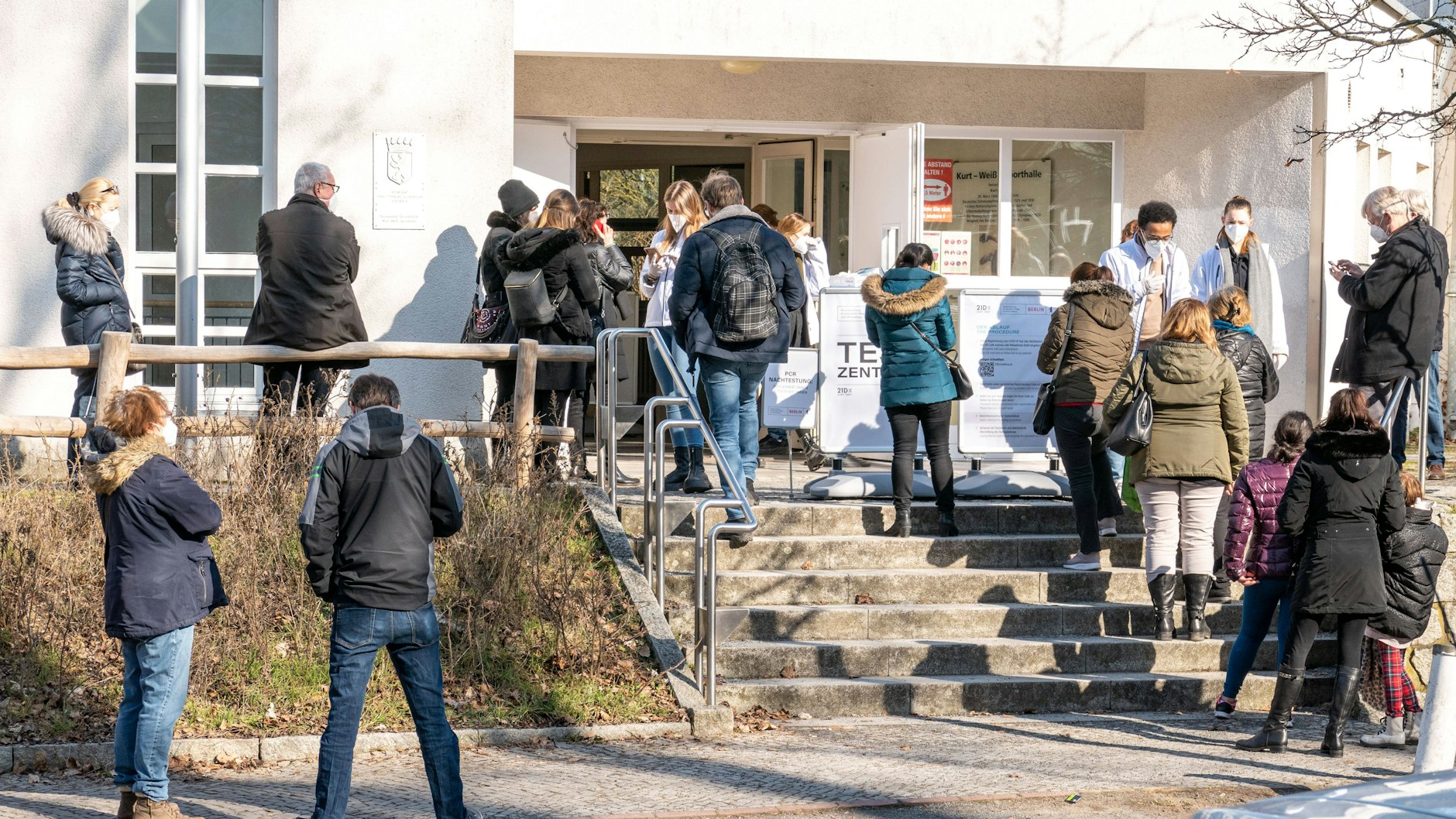 Das Schnelltest-Zentrum&nbsp; in der Kurt-Weiß-Sporthalle in Grunewald stehen die Menschen für einen Gratistest an.