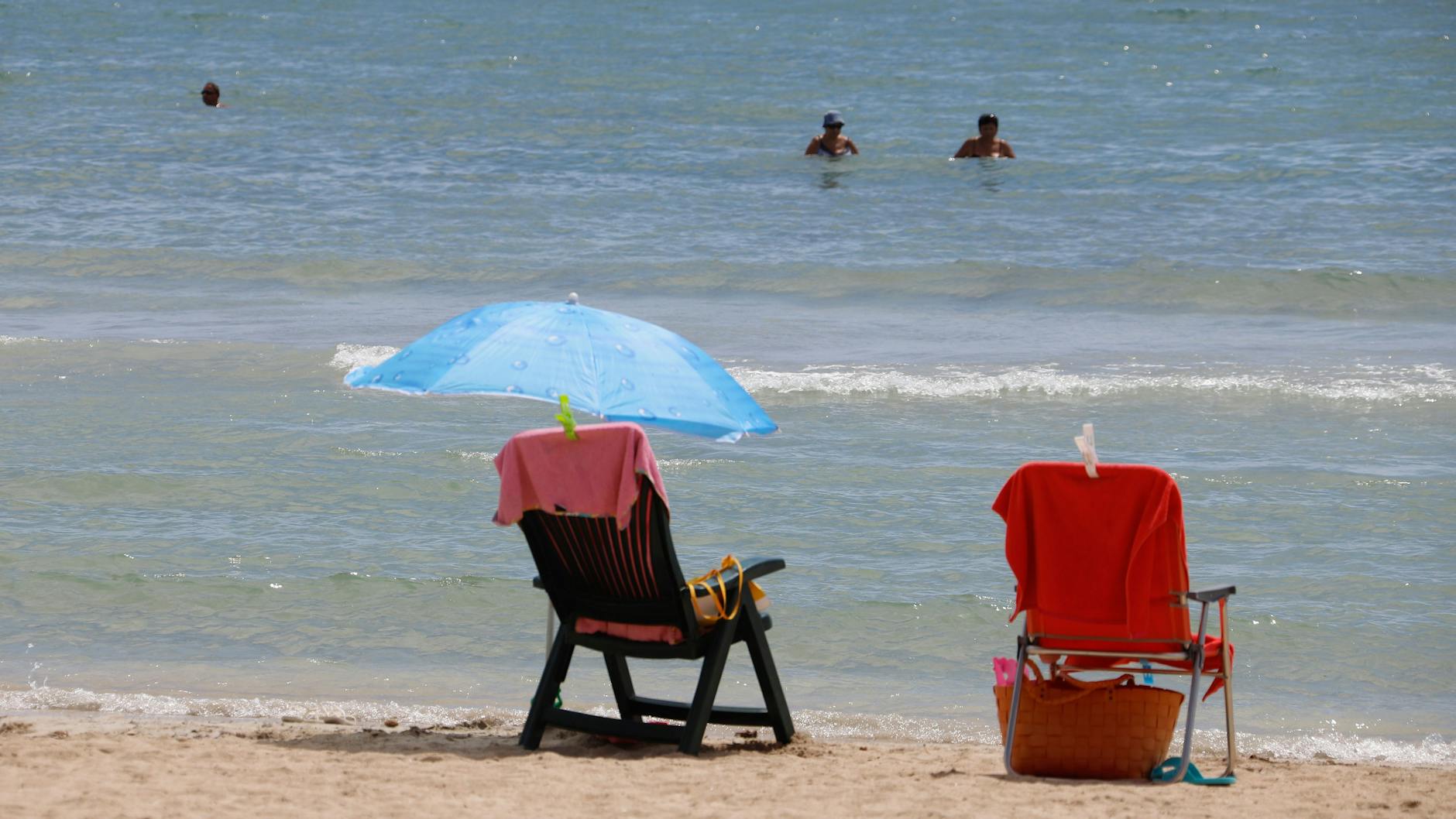 Bald wieder möglich: Touristen schwimmen am Strand Can Pastilla in Palma de Mallorca.