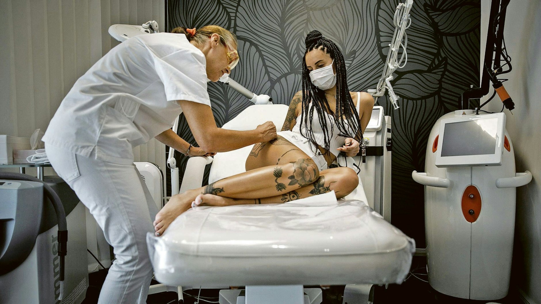 Eine Frau lässt sich per Laser ein Tattoo entfernen (Archivbild).