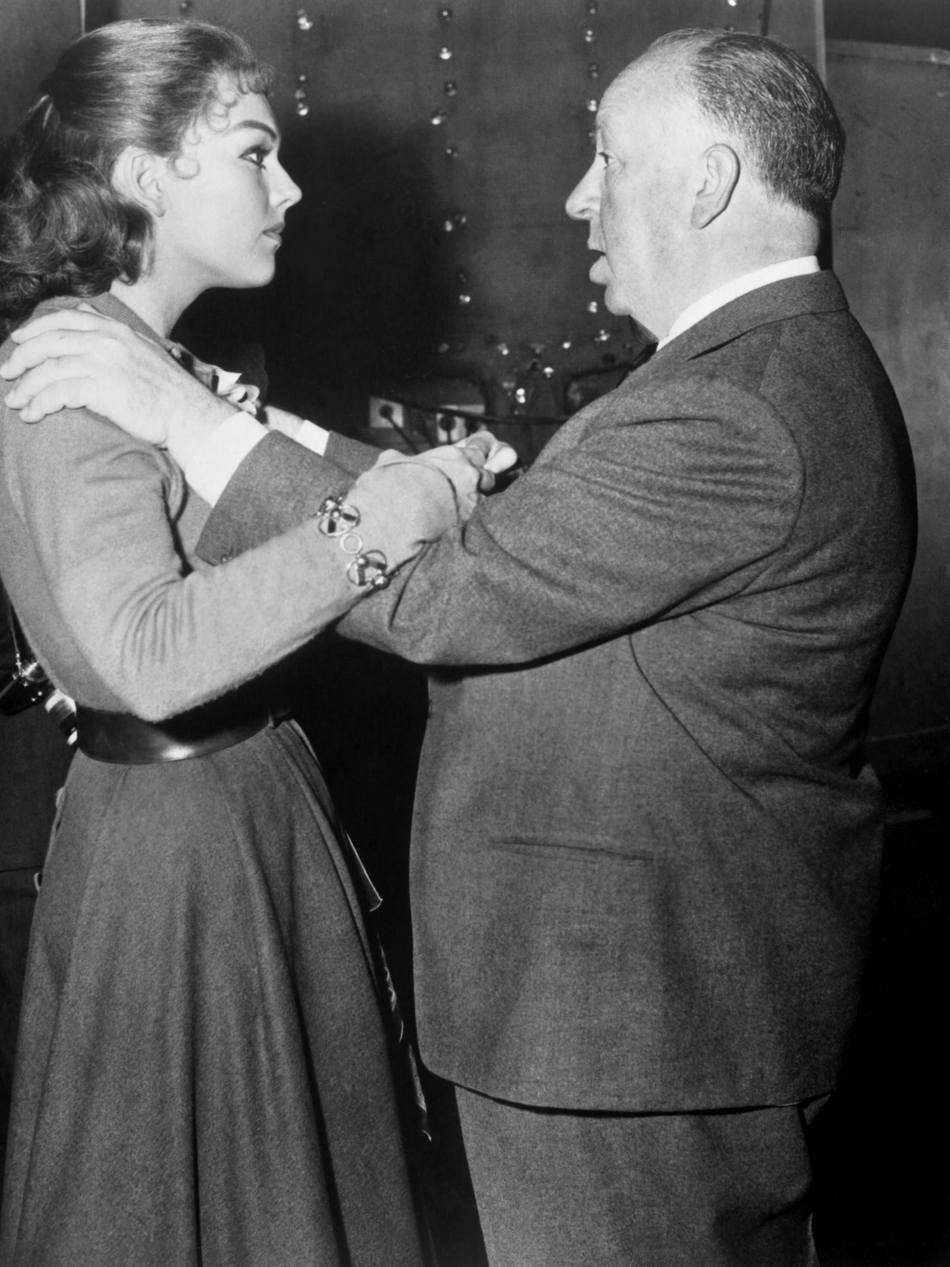Kim Novak mit Filmregisseur Alfred Hitchcock während der Dreharbeiten zu „Vertigo“, 1958. 