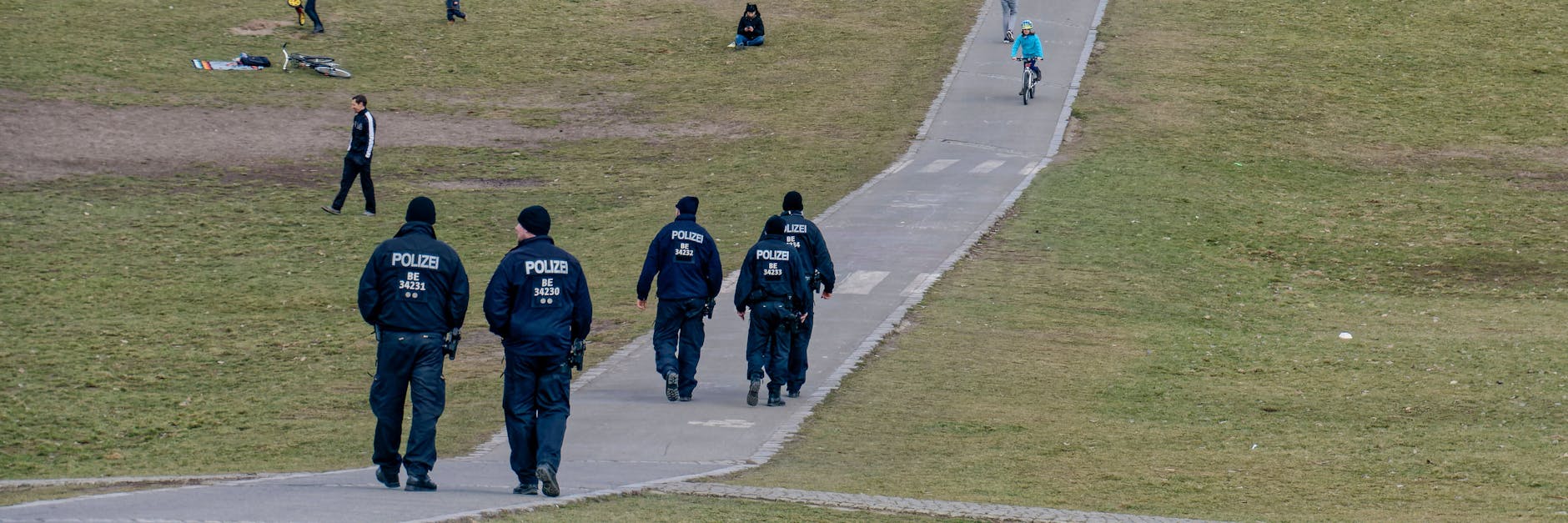 Polizei im Görlitzer Park während einer Drogenrazzia am 5. März 2021.