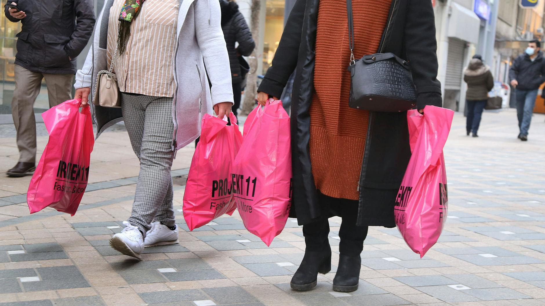 Aufgrund der aktuellen Corona-Lockerungen ist das Einkaufen wieder einfacher (Symbolbild). 