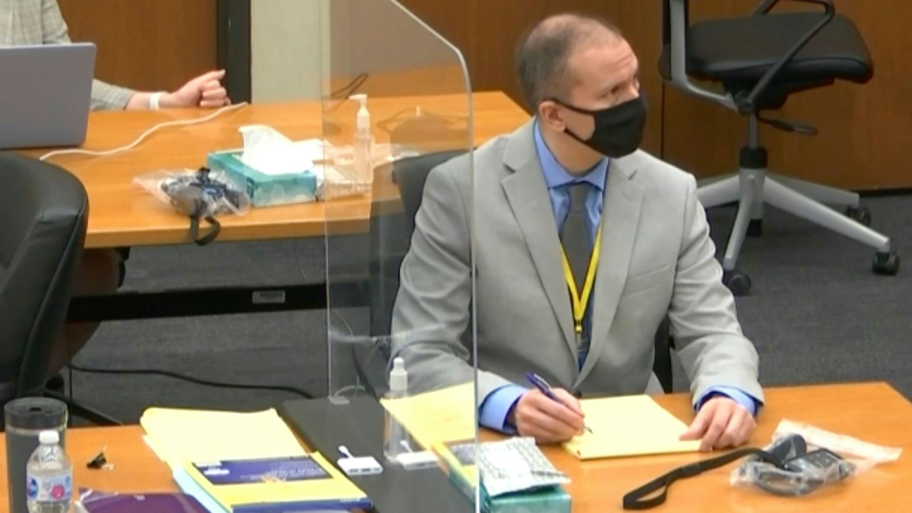 Der angeklagte Polizist Derek Chauvin beim Strafprozess im Hennepin County Courthouse in Minneapolis.