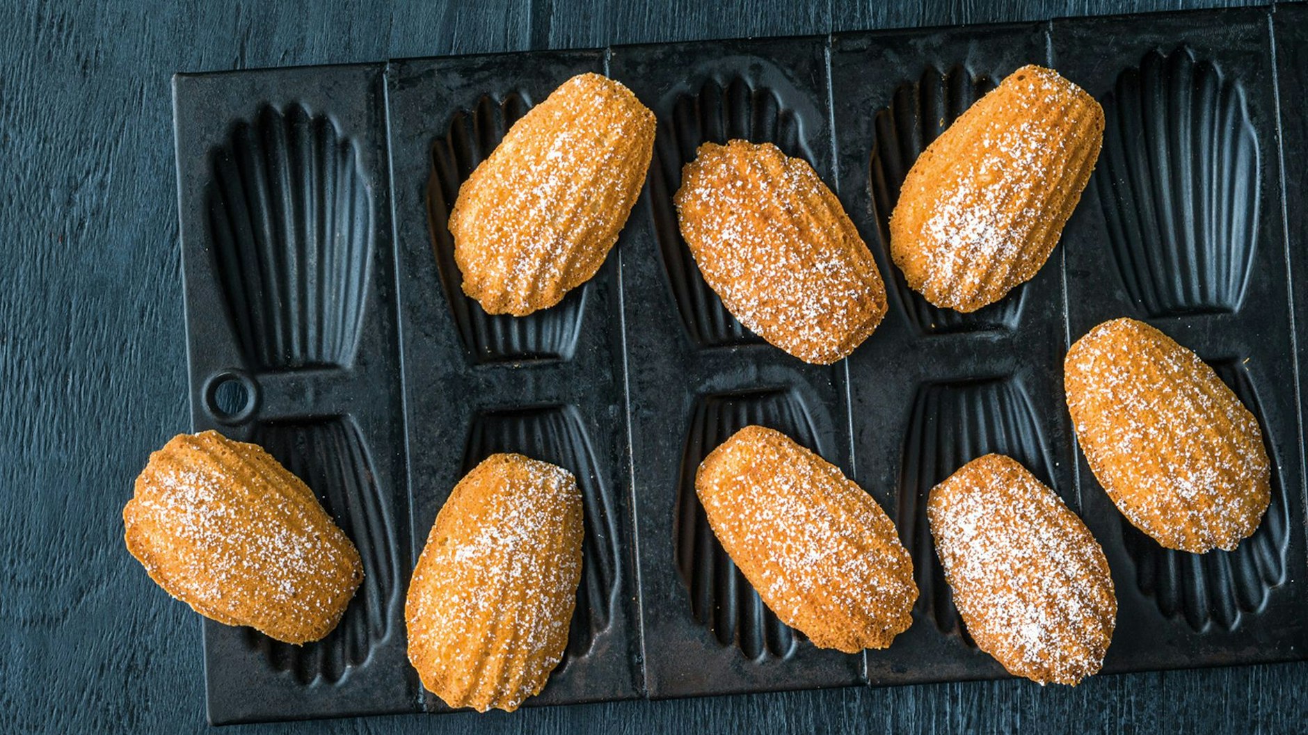 Für Madeleines von Kochbuchautorin Christa Schmedes werden drei Eiweiß benötigt. Die Form erhalten die Sandtörtchen in Muschelform durch die Vertiefungen einer entsprechenden Madeleine-Form.&nbsp;