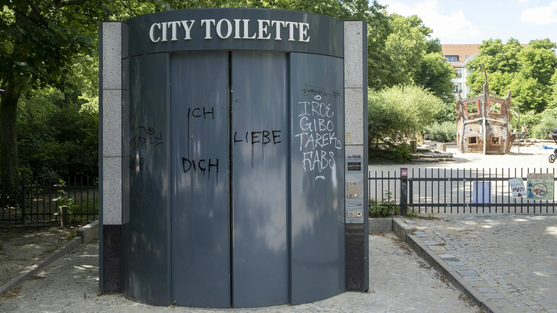 City-Toilette auf dem Helmoltzplatz in Berlin-Prenzlauer Berg.