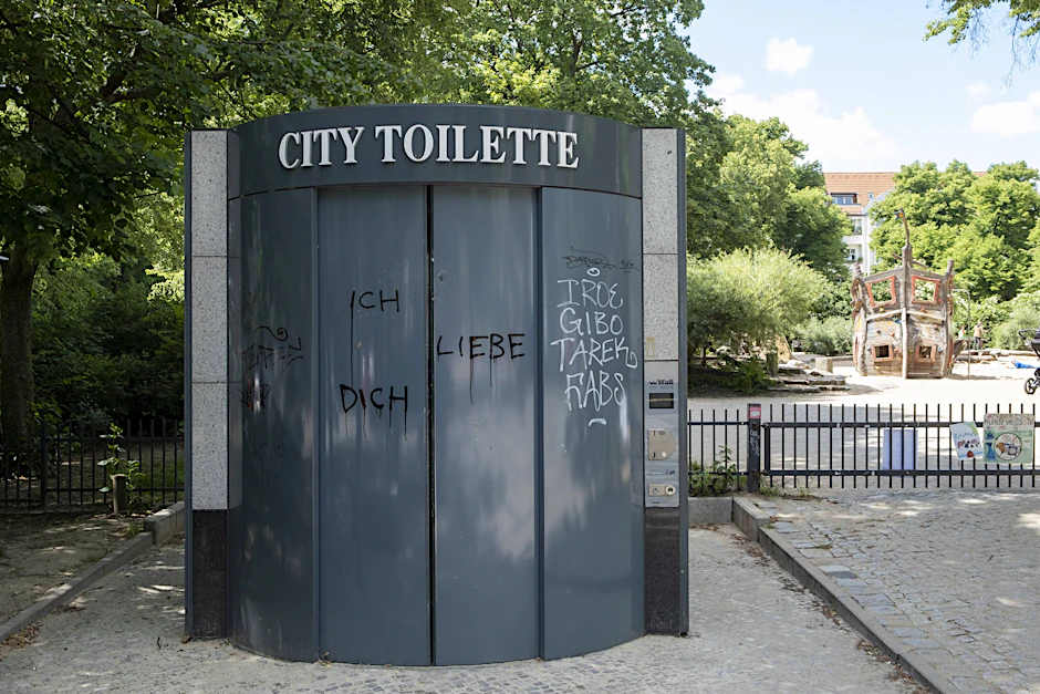 City-Toilette auf dem Helmoltzplatz in Berlin-Prenzlauer Berg.