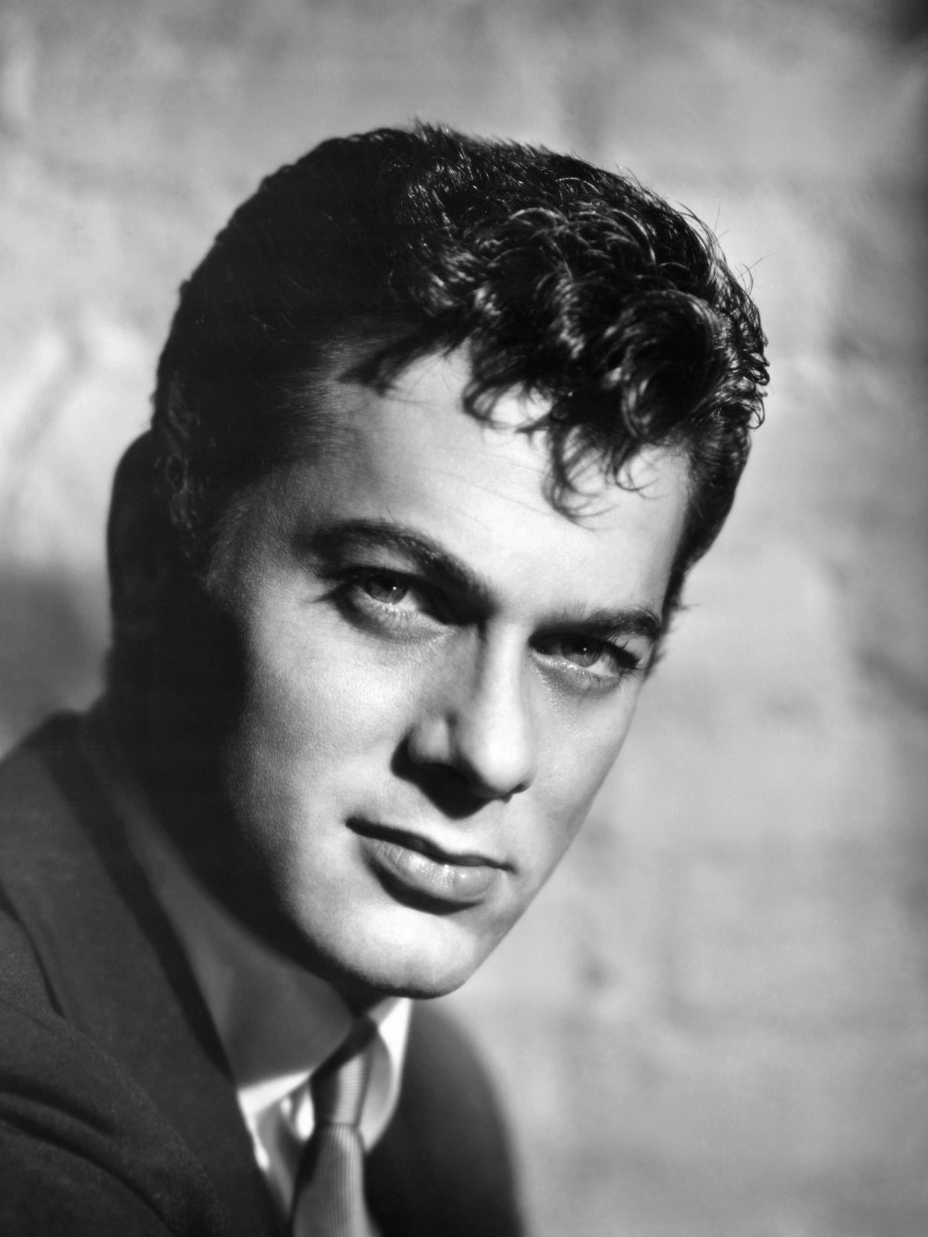 Schauspiellegende Tony Curtis auf einer Aufnahme aus dem Jahr 1955.