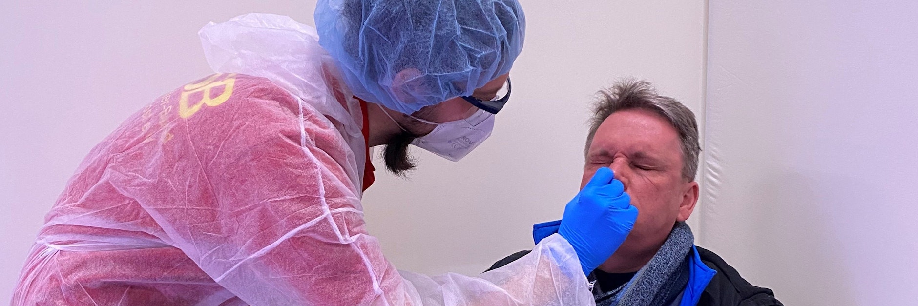 Stäbchen rein, alles fein. KURIER-Reporter Mathias Bunkus beim Antigen-Schnelltest in der Alten Försterei.