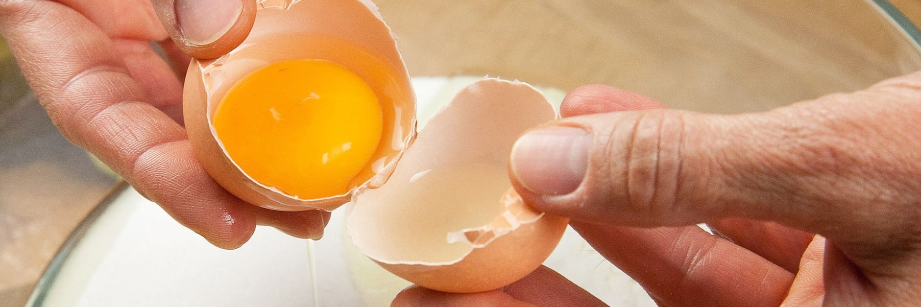 Wer zum sofortigen Resteverwerten keine Zeit hat, kann Eiweiß oder Eigelb auch einfrieren – am besten in einem sauberen Schraubglas. 