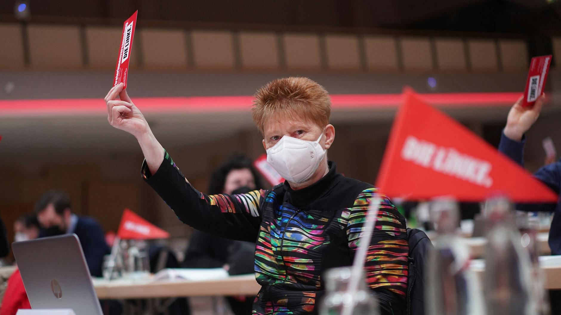 Petra Pau (Linke) stimmt bei der Landesvertreterversammlung ihrer Partei ab. 