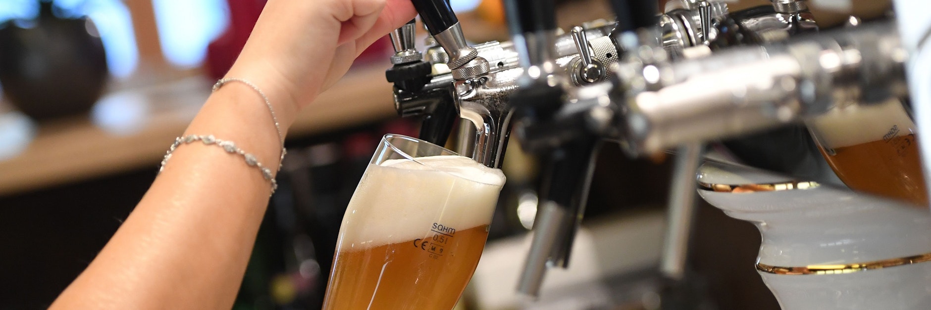 Kein Ausschank, keine Feste – wegen der Corona-Pandemie bleiben die Brauer auf ihrem Bier sitzen.