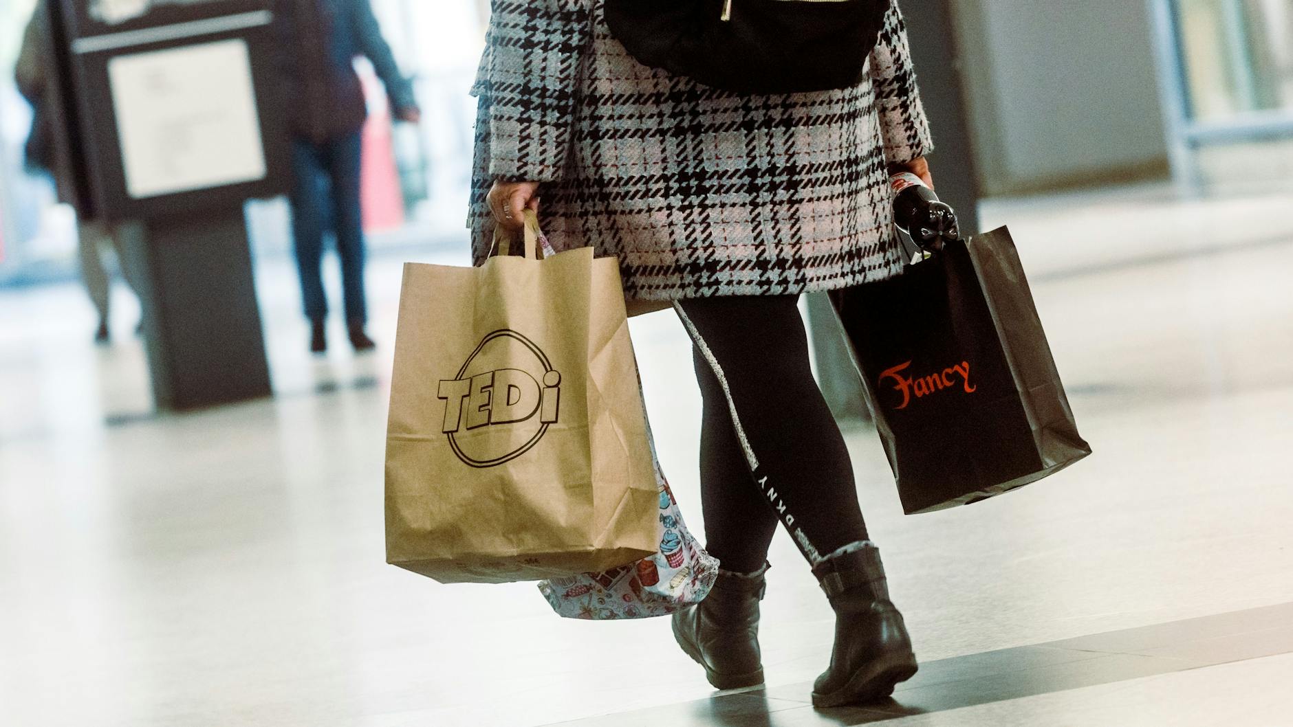 „Wenn die geltenden Regelungen beachtet werden, bedarf es keiner neuen Einschränkungen“, erklärte Landrat Christian Heinrich-Jaschinski (CDU) für den Elbe-Elster-Kreis. Hier darf trotz hoher Inzidenz weiter eingekauft werden.