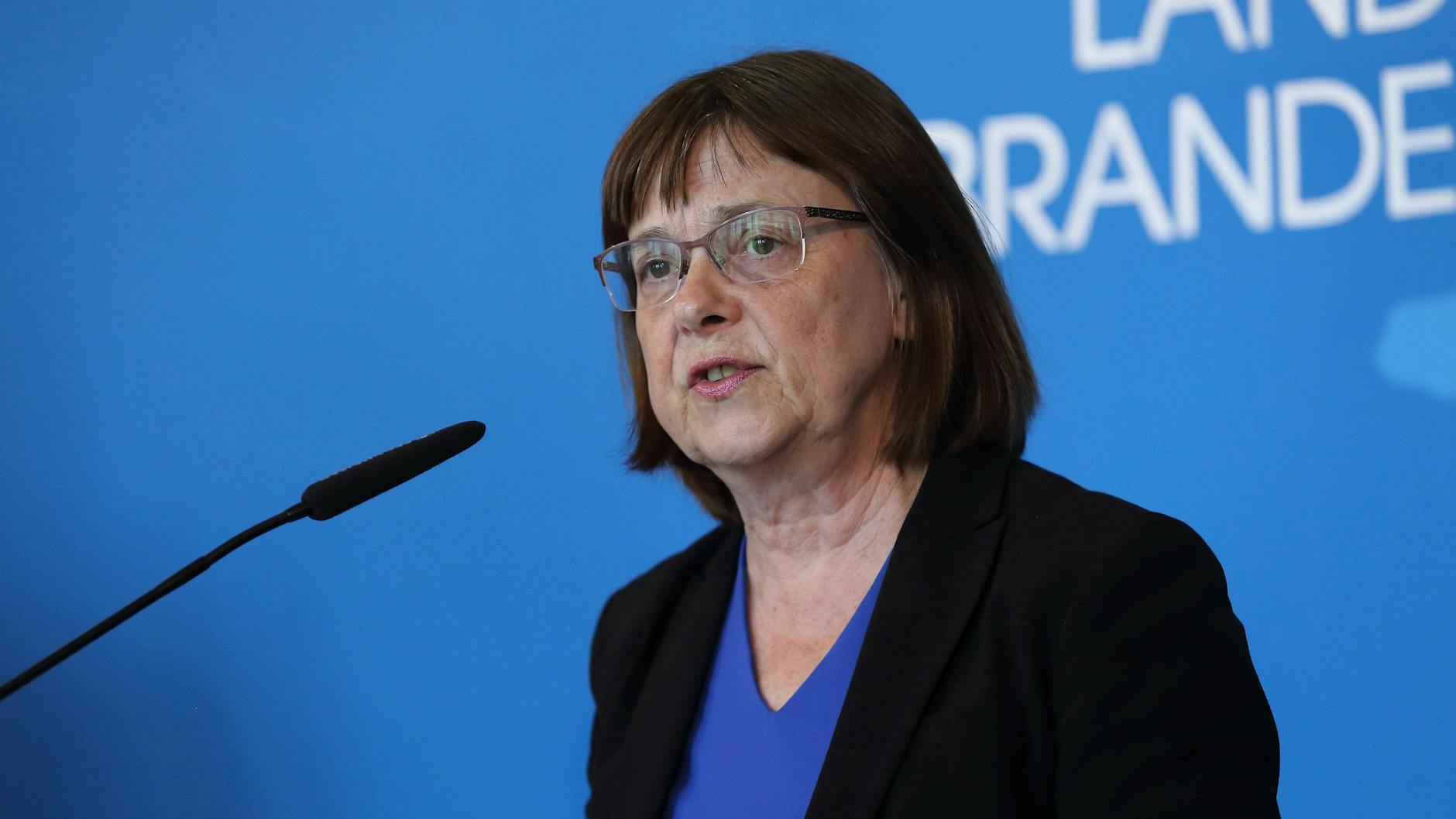 Brandenburgs Gesundheitsministerin Ursula Nonnemacher (Grüne) während einer Pressekonferenz.