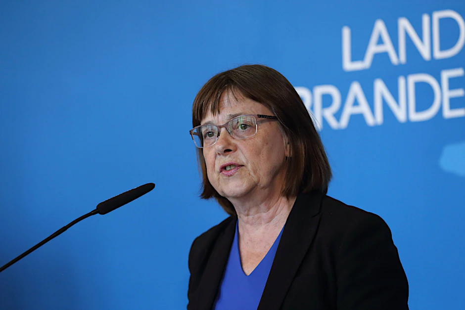 Brandenburgs Gesundheitsministerin Ursula Nonnemacher (Grüne) während einer Pressekonferenz.
