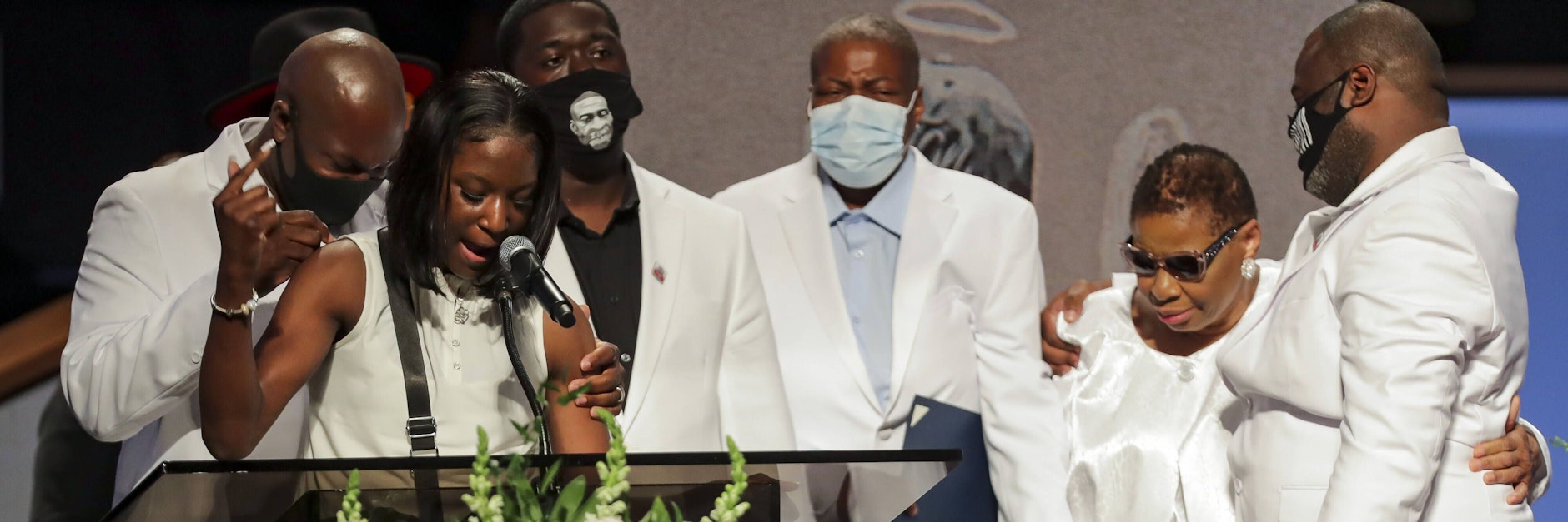 Brooke Williams (vorne), die Nichte George Floyds, bei dem Rest der Familie bei der Beerdigung von George Floyd im Juni 2020. 