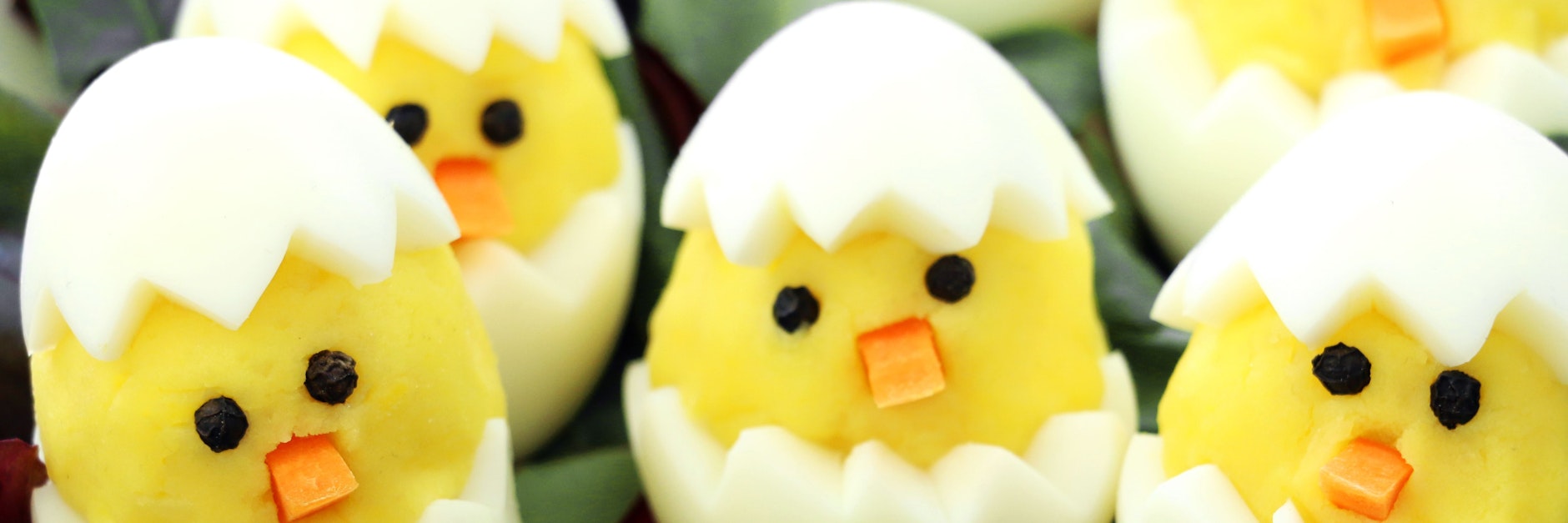 Die lustigen Kartoffel-Küken mit Eiweißhütchen für eine spaßige Mahlzeit passen perfekt zu Ostern. 