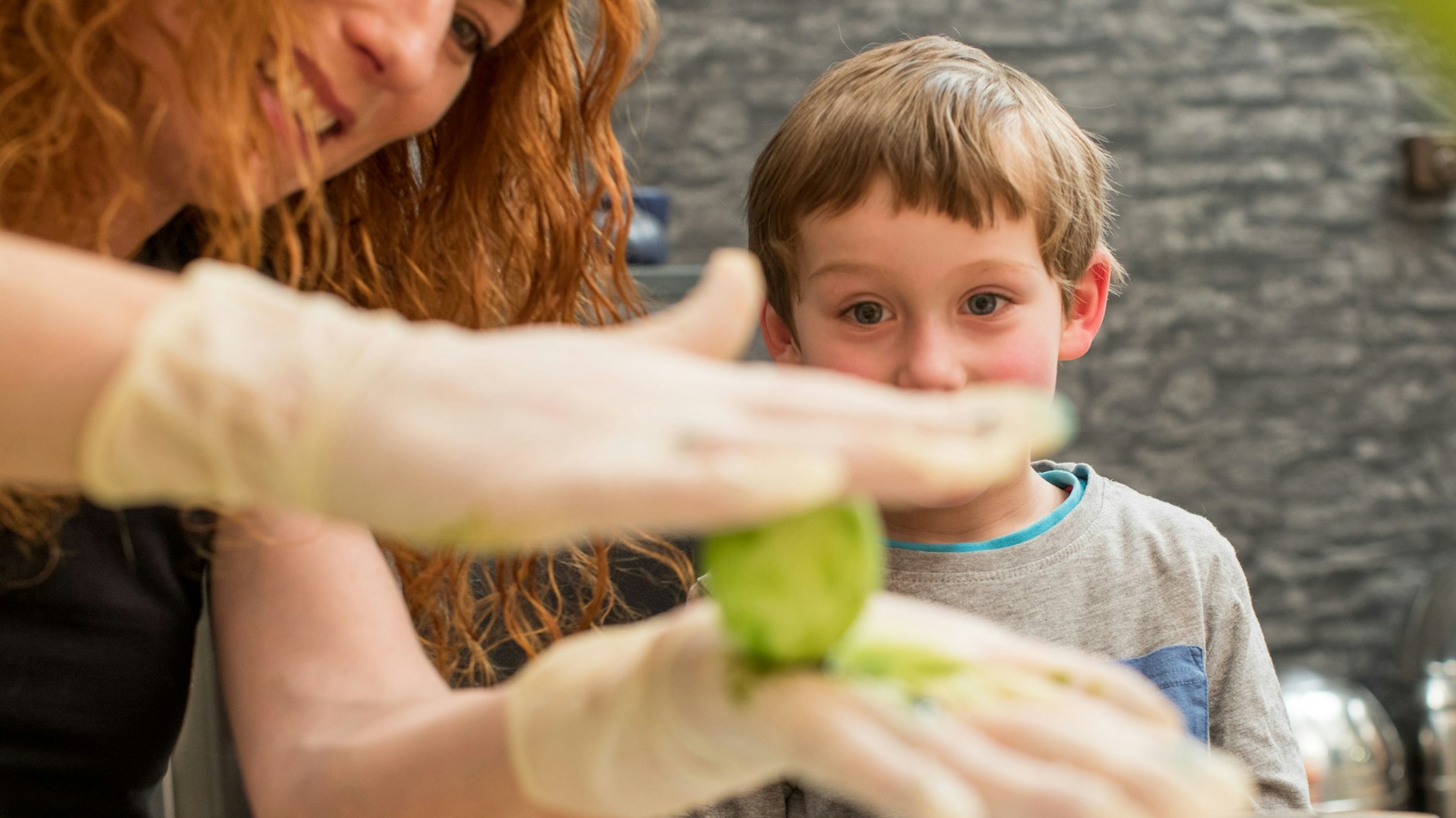Da strahlen Kinderaugen: Ein Sud aus Spinatblättern sorgt für natürlich gefärbte Ostereier. Die Eier sollten gleichzeitig im Wasser mitkochen. Das bringt mehr Farbe. 