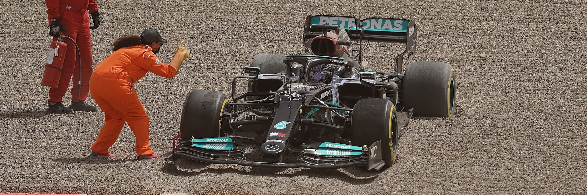 Weltmeister Lewis Hamilton parkt seinen Mercedes im Kiesbett von Bahrain.