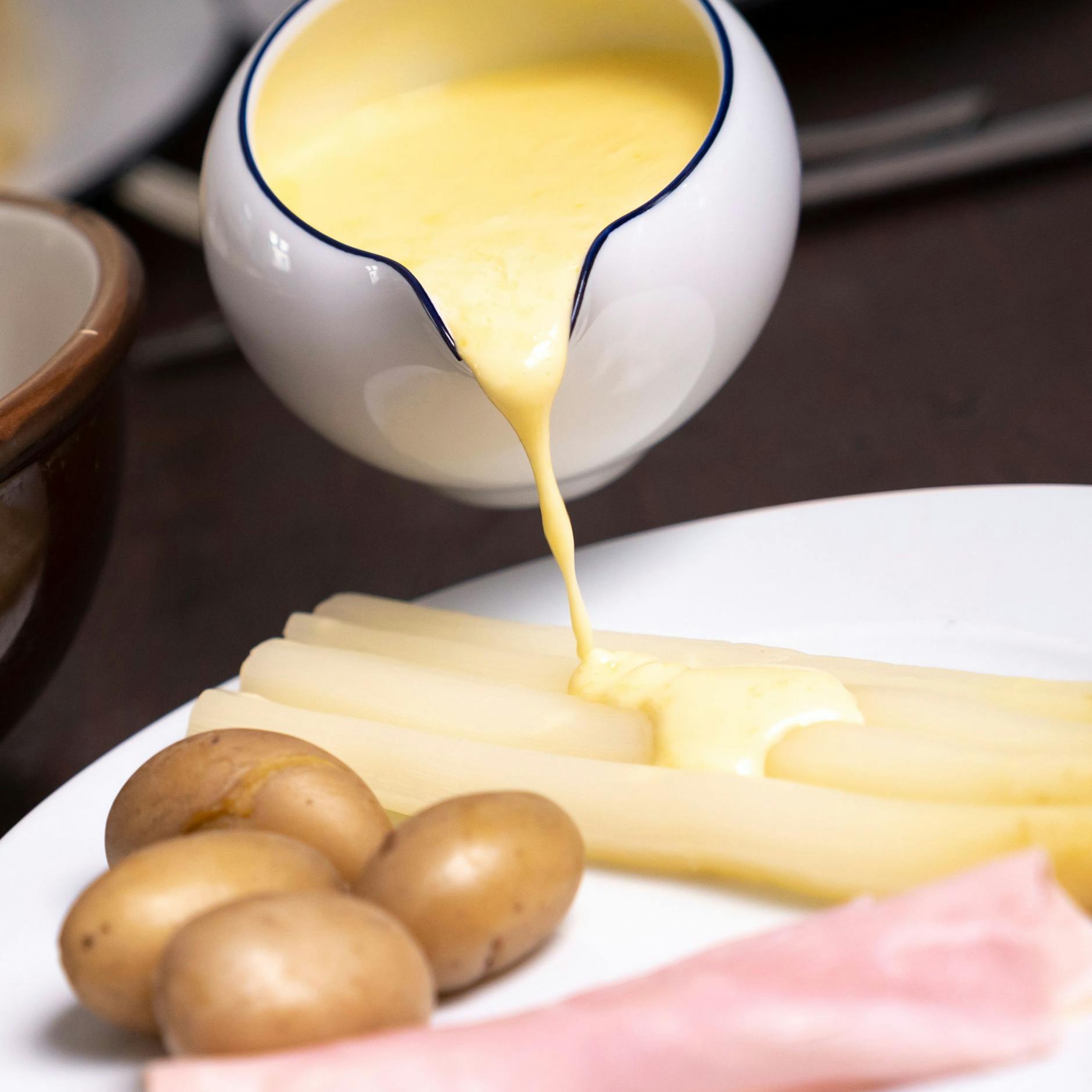 Für 1,25 Liter Sauce hollandaise kommen acht Eigelb zum Einsatz. Aus dem restlichen Eiweiß lassen sich Baiser zubereiten. 