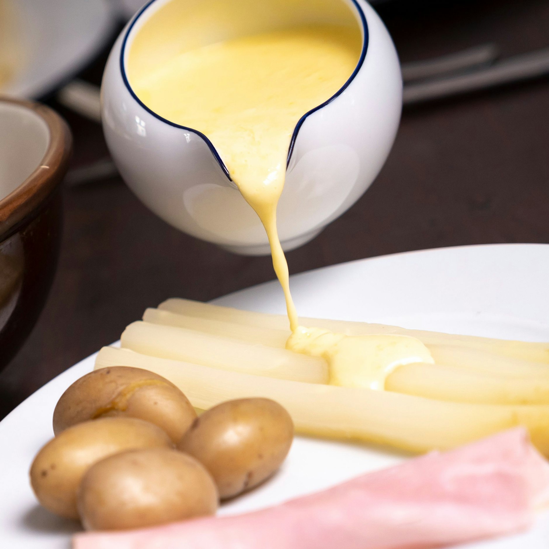 Für 1,25 Liter Sauce hollandaise kommen acht Eigelb zum Einsatz. Aus dem restlichen Eiweiß lassen sich Baiser zubereiten.&nbsp;