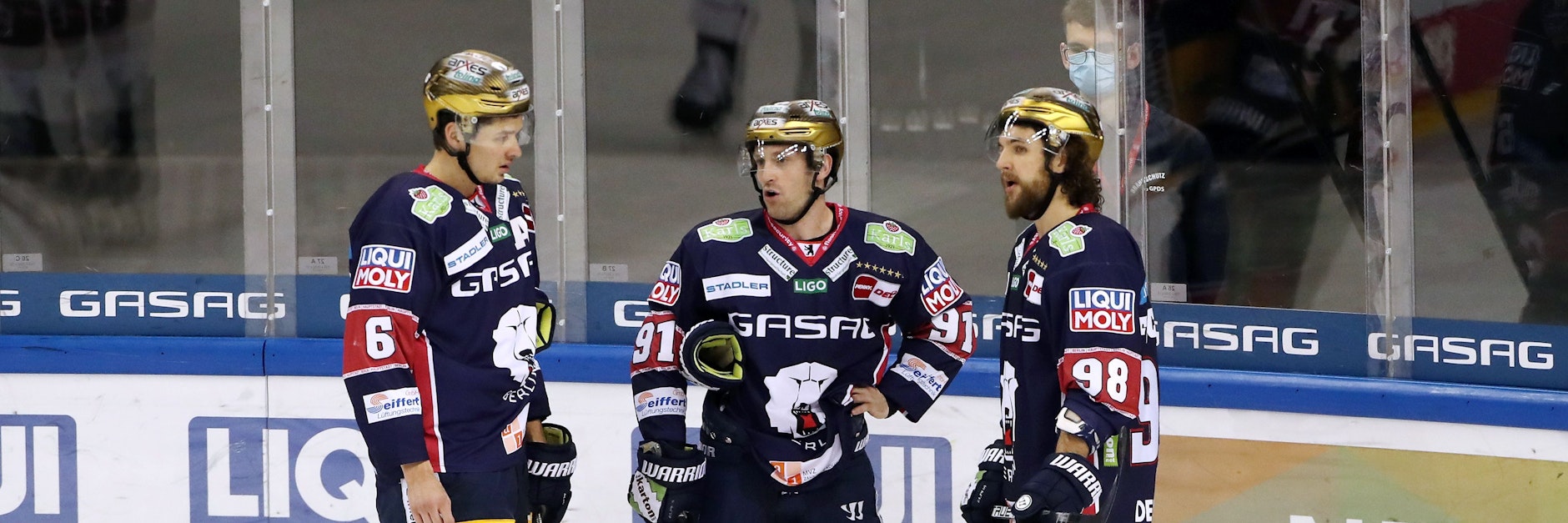 Dreierpacker Kris Foucault (r.) hält Kriegsrat mit Kai Wissmann (l.) und Marl Olver.